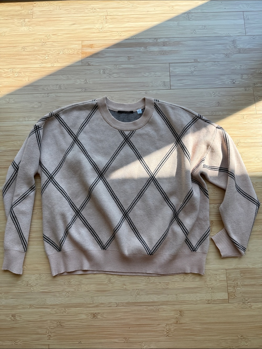 T tahari beige diamond pattern cozy soft sweater crewneck
